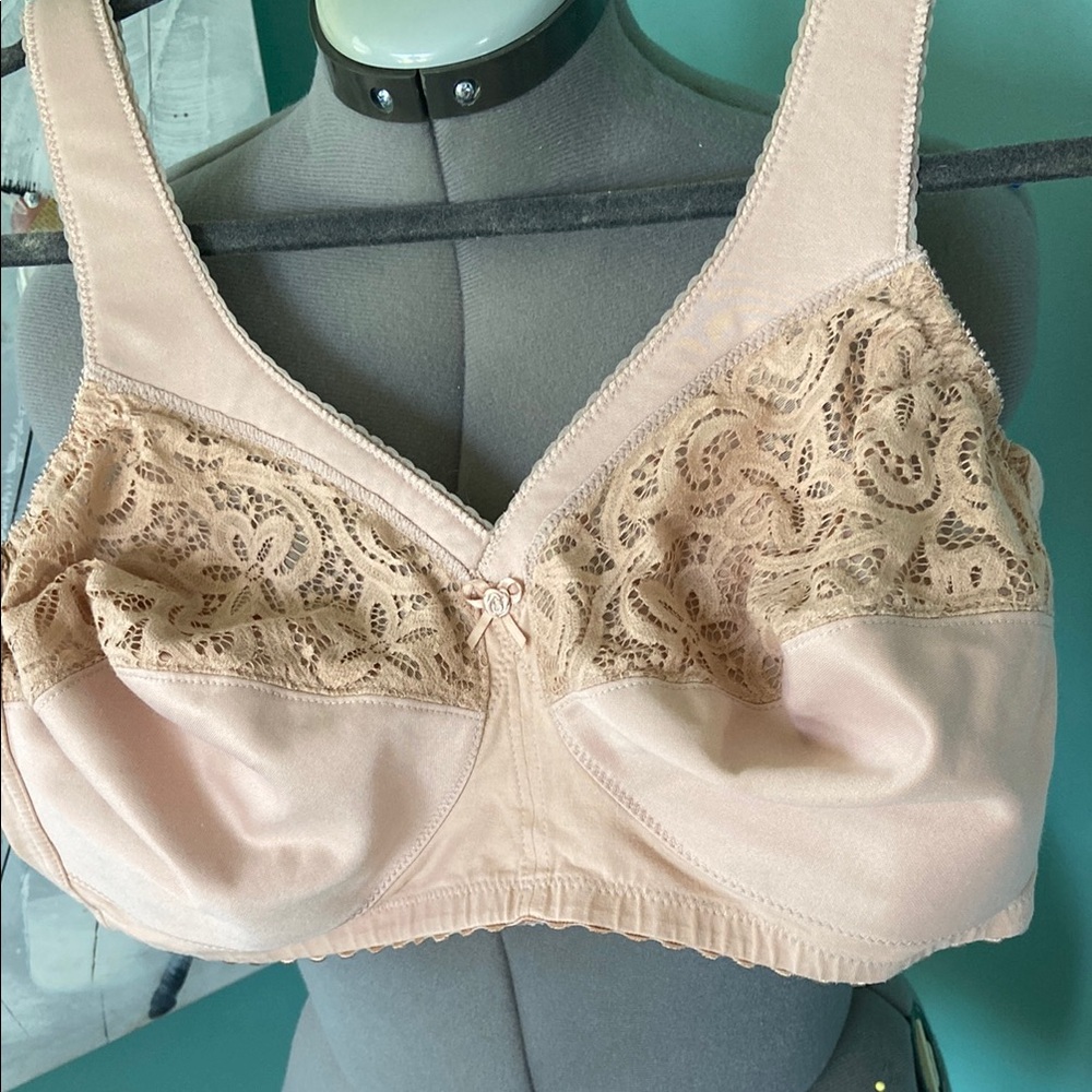 Cream Lace Full-Coverage Bra with Supportive Design